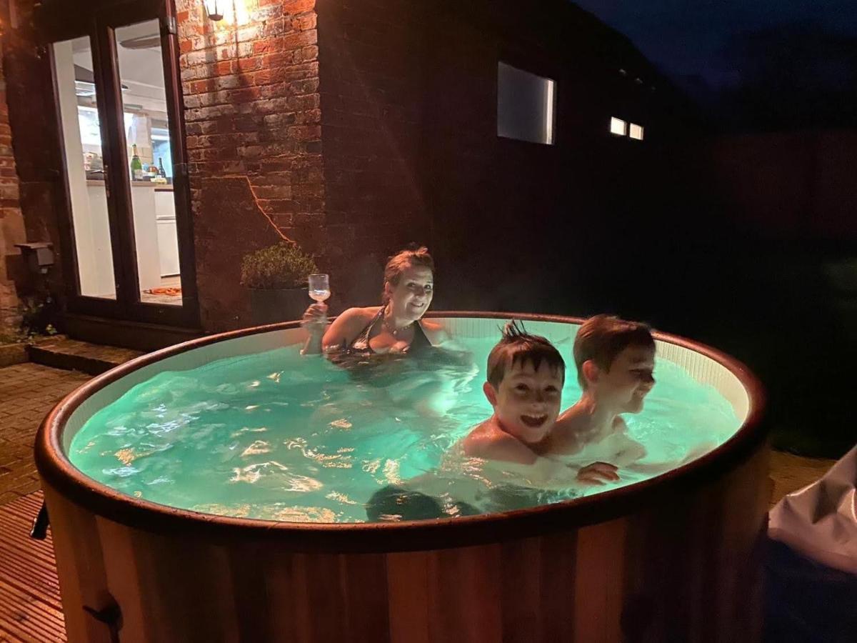 Beautiful Barn Conversion, 3 Bed, Hot Tub, Sauna, Gym, Enclosed Garden Ryde  Exteriör bild