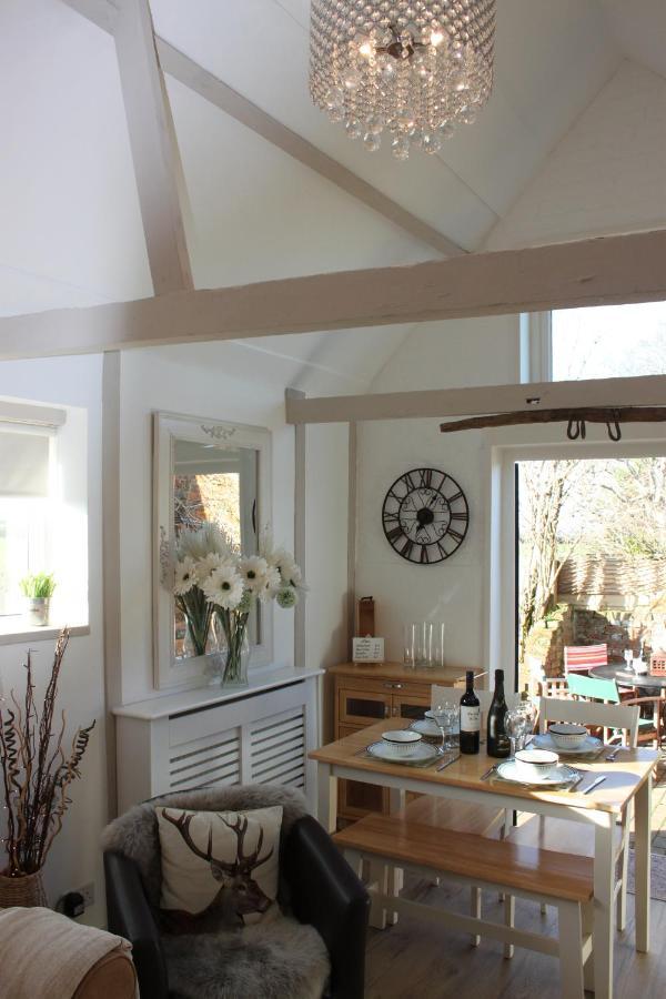Beautiful Barn Conversion, 3 Bed, Hot Tub, Sauna, Gym, Enclosed Garden Ryde  Exteriör bild