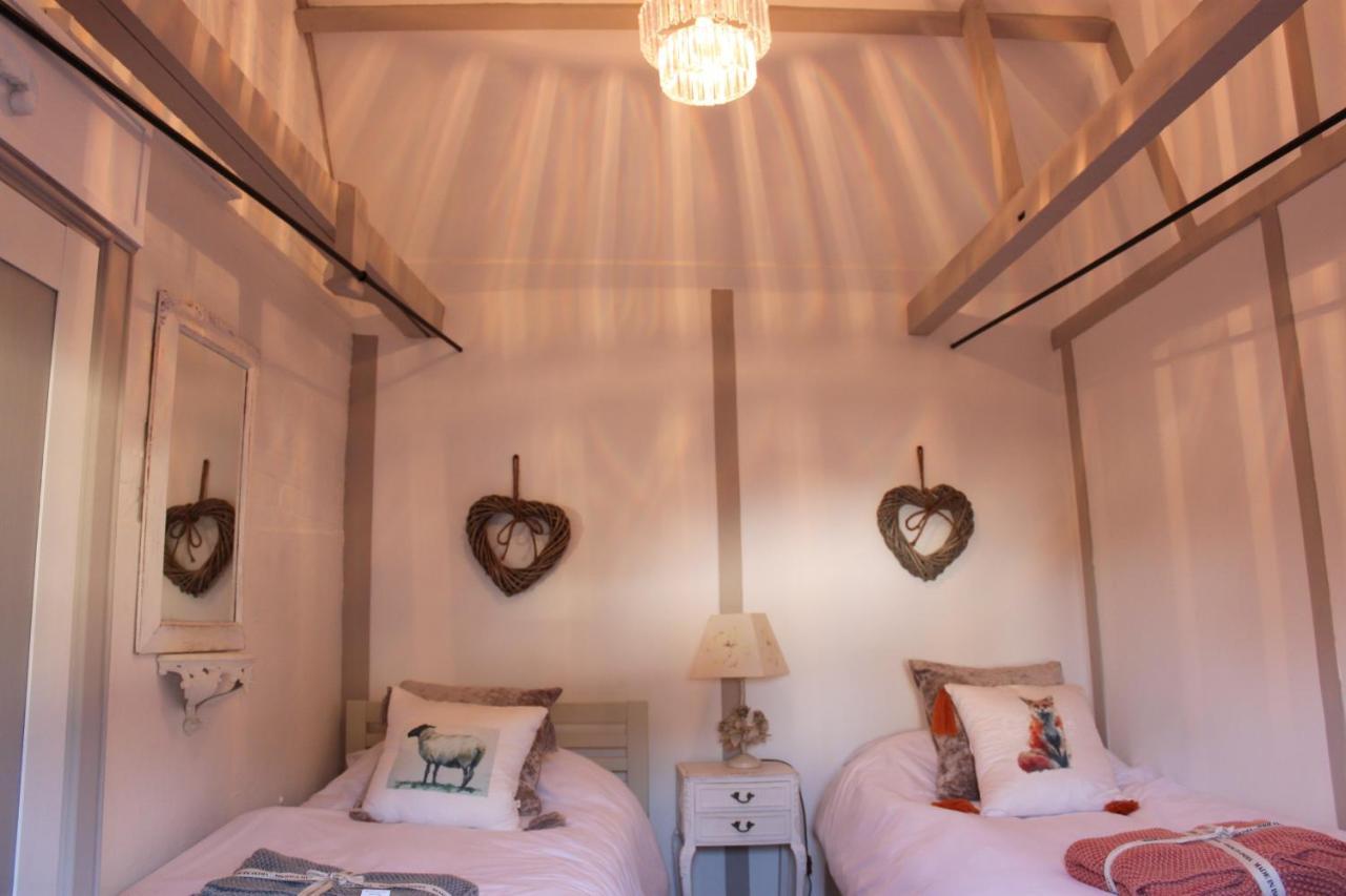 Beautiful Barn Conversion, 3 Bed, Hot Tub, Sauna, Gym, Enclosed Garden Ryde  Exteriör bild